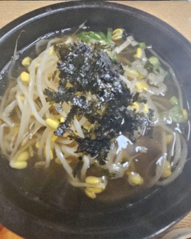김가루가 뿌려진 콩나물 국밥