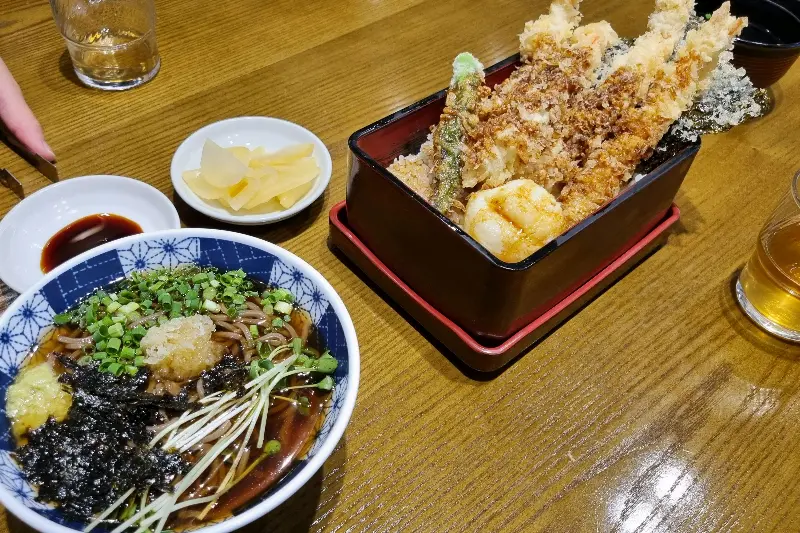 다양한 튀김이 가득한 온센 텐동