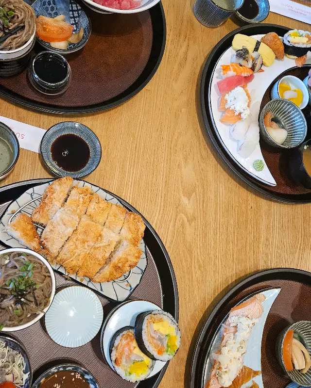 초밥과 돈까스를 함께