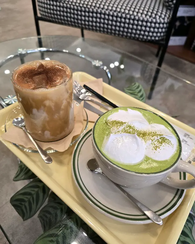 레브라떼와 녹차라떼