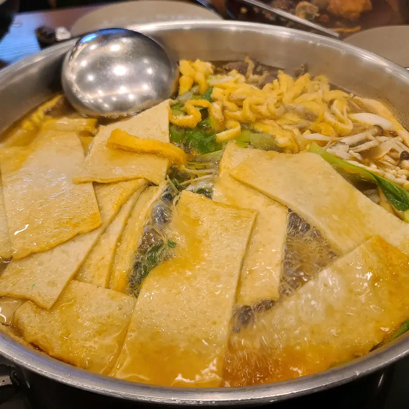 어묵과 면사리가 들어간 샤브샤브