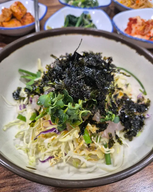 다채로운 색감의 채소와 김 가루가 어우러진 회덮밥의 아름다운 자태