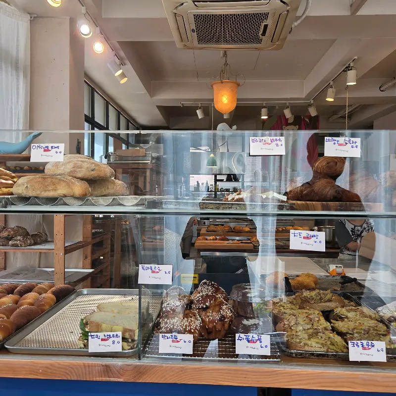 빵이 가득한 진열대