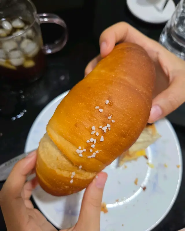 소금빵을 손으로 찢는 모습