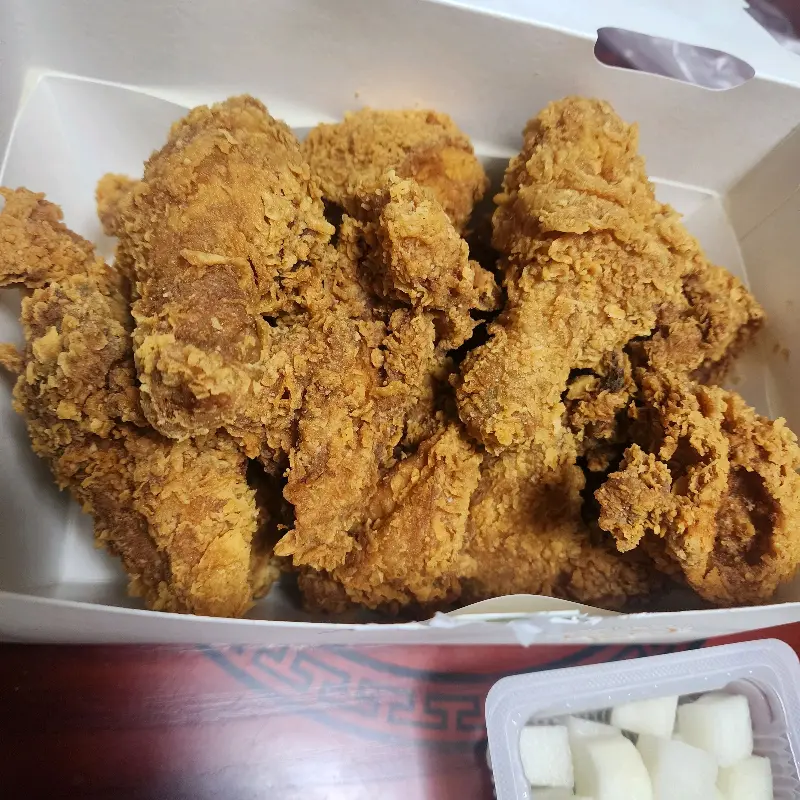 윤기가 좔좔 흐르는 치킨