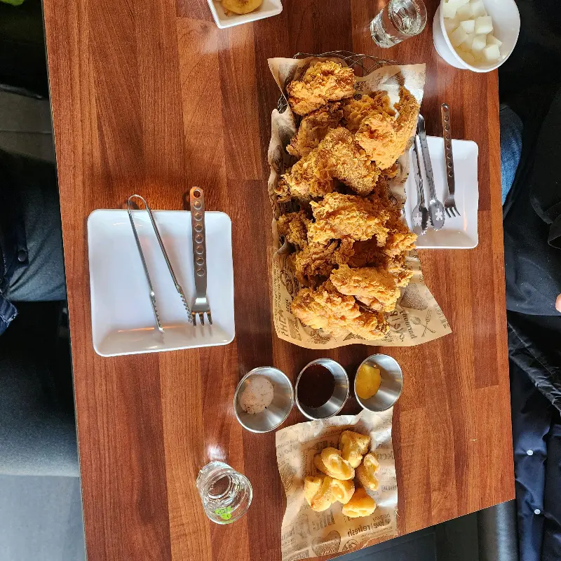 BHC 치킨 한 상 차림