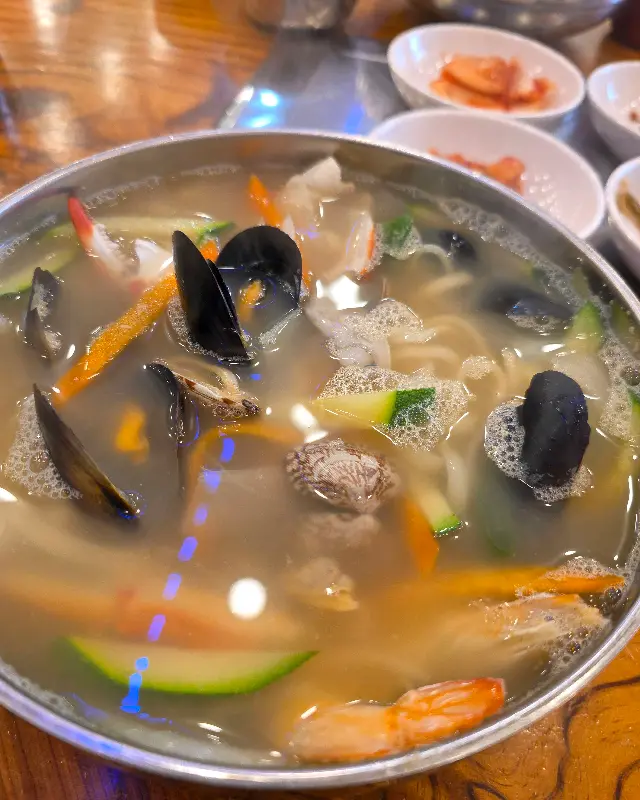 해산물이 푸짐한 칼국수