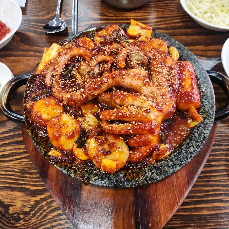 돌판 위의 낙지볶음