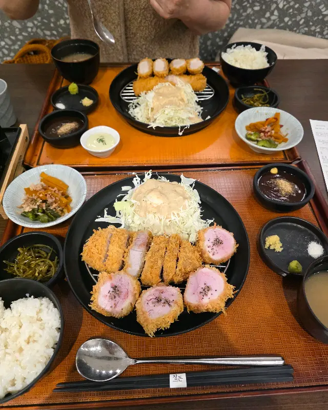 풍성한 돈까스 한 상 차림