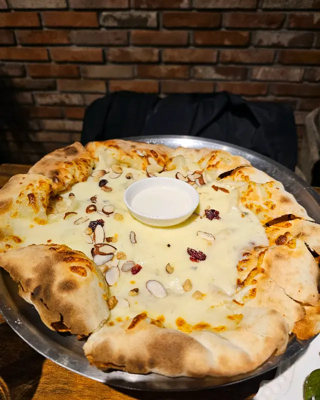 화덕에서 구워낸 피자