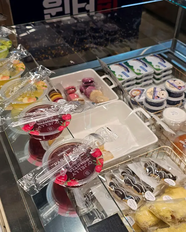 다양한 디저트가 진열된 쇼케이스