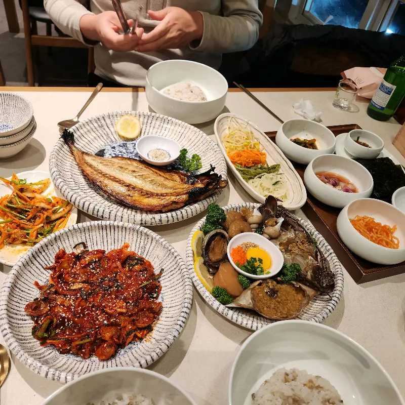 해산물과 생선, 꼬막무침이 한 상 가득 차려진 모습