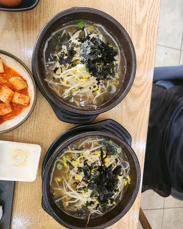 정갈하게 담긴 콩나물 국밥