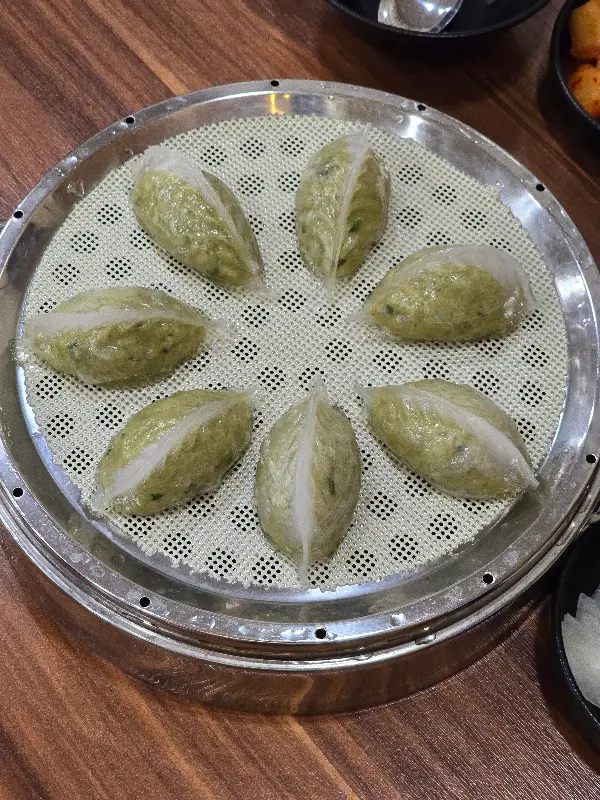 윤기가 흐르는 찐만두