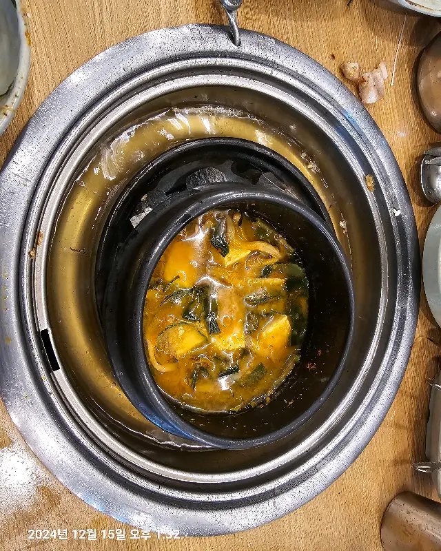 숯불에 끓고 있는 된장찌개