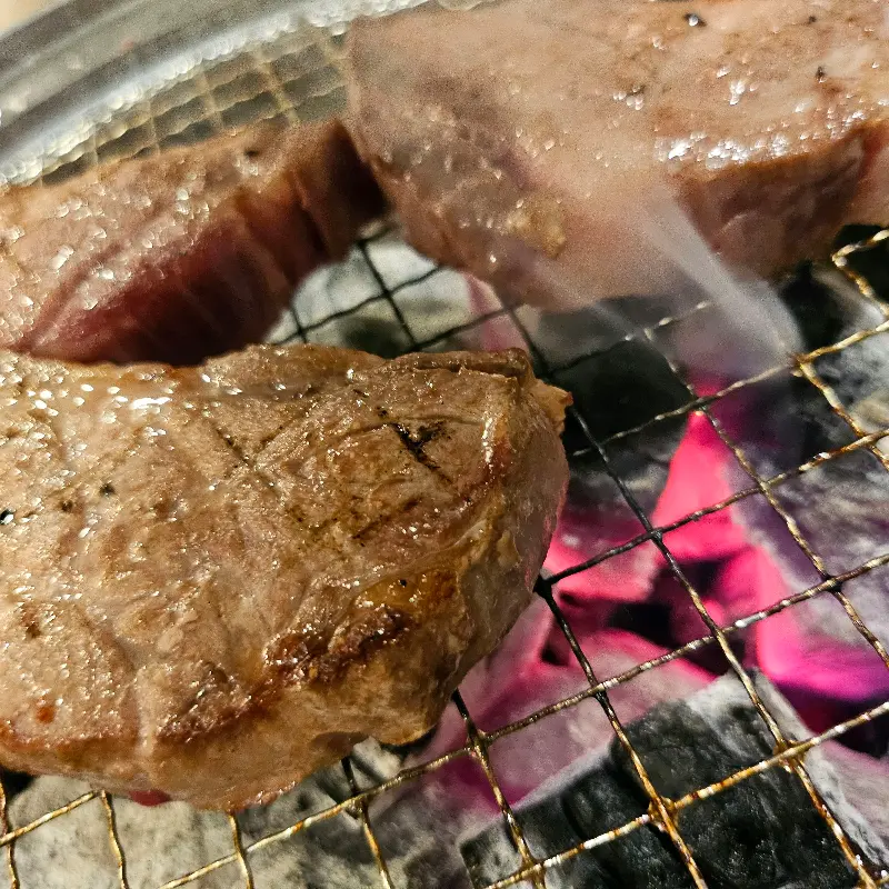 맛있는 고기를 즐기는 사람들