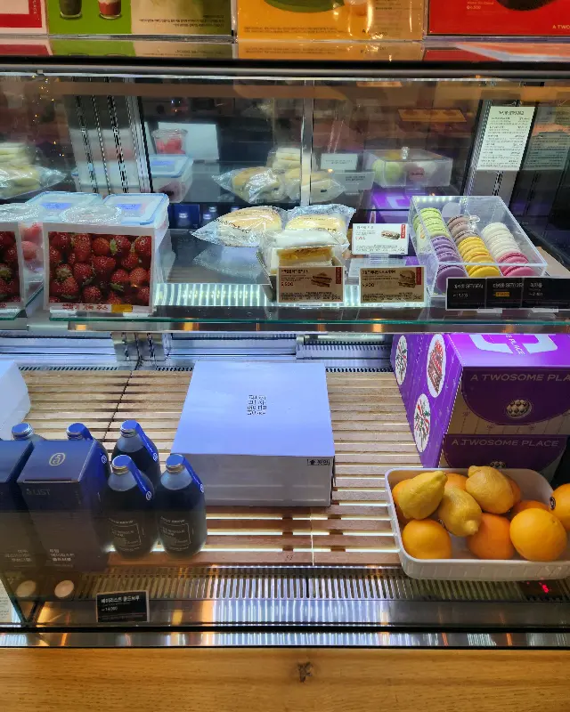 다양한 종류의 케이크와 디저트가 진열된 쇼케이스