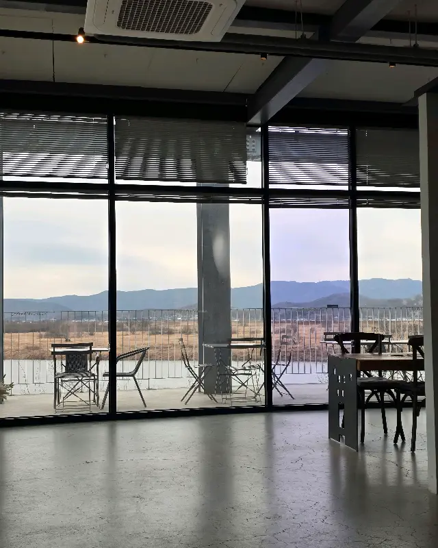 넓은 창밖으로 보이는 풍경