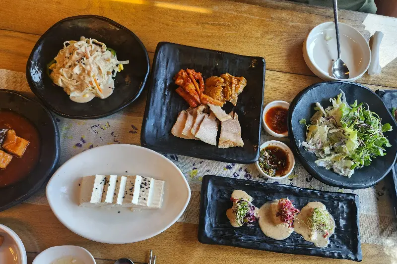 정갈한 반찬과 메인 요리가 조화로운 한 상