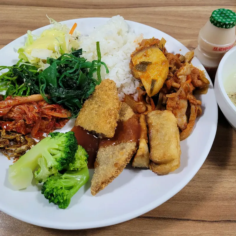 다양한 종류의 반찬이 제공되는 한식 뷔페