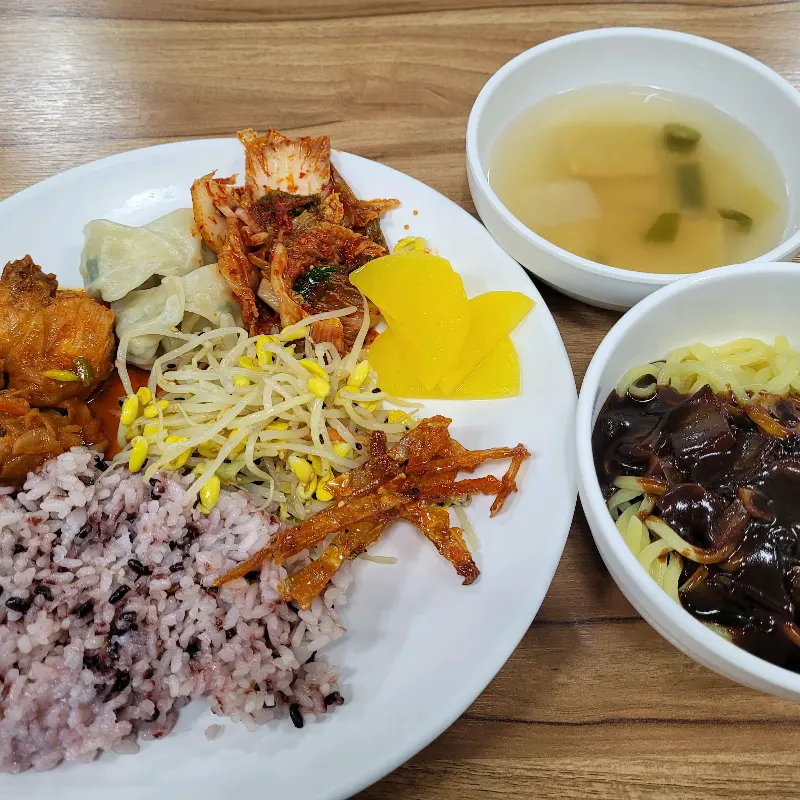 다채로운 반찬들이 담긴 뷔페식 식사