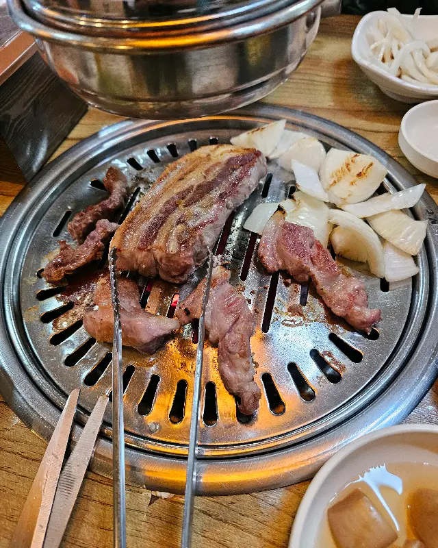 숯불 위에서 익어가는 고기