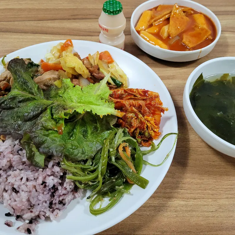 푸짐하게 차려진 한 상 차림