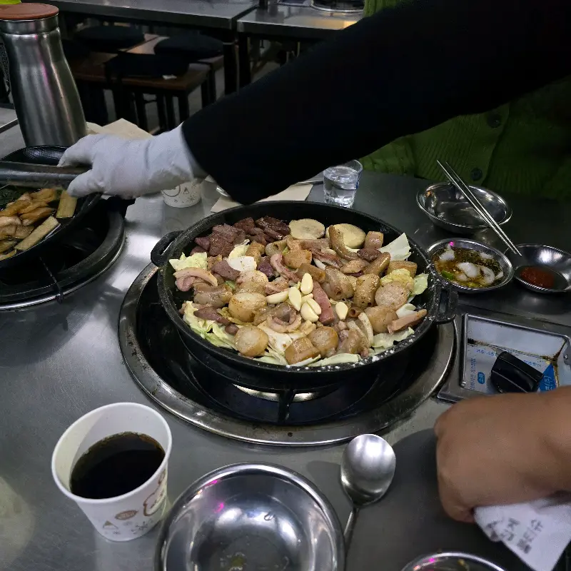 불판 위에서 맛있게 익어가는 곱창