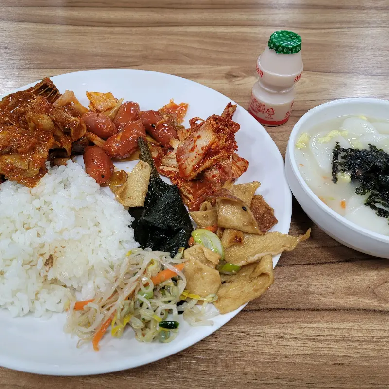 정갈하게 담긴 한식 뷔페 음식