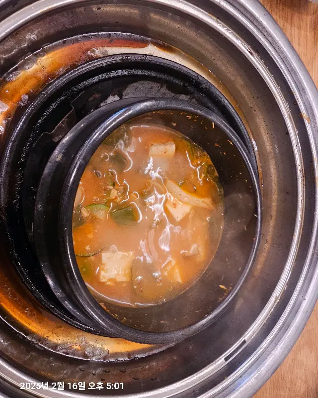 뚝배기에 담겨 숯불에 올려진 된장찌개