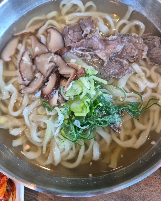 소고기 칼국수의 놋그릇