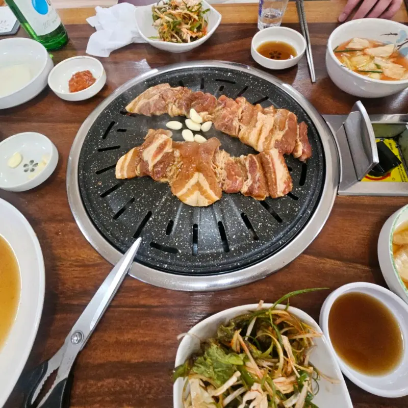 푸짐한 돼지갈비 한 상