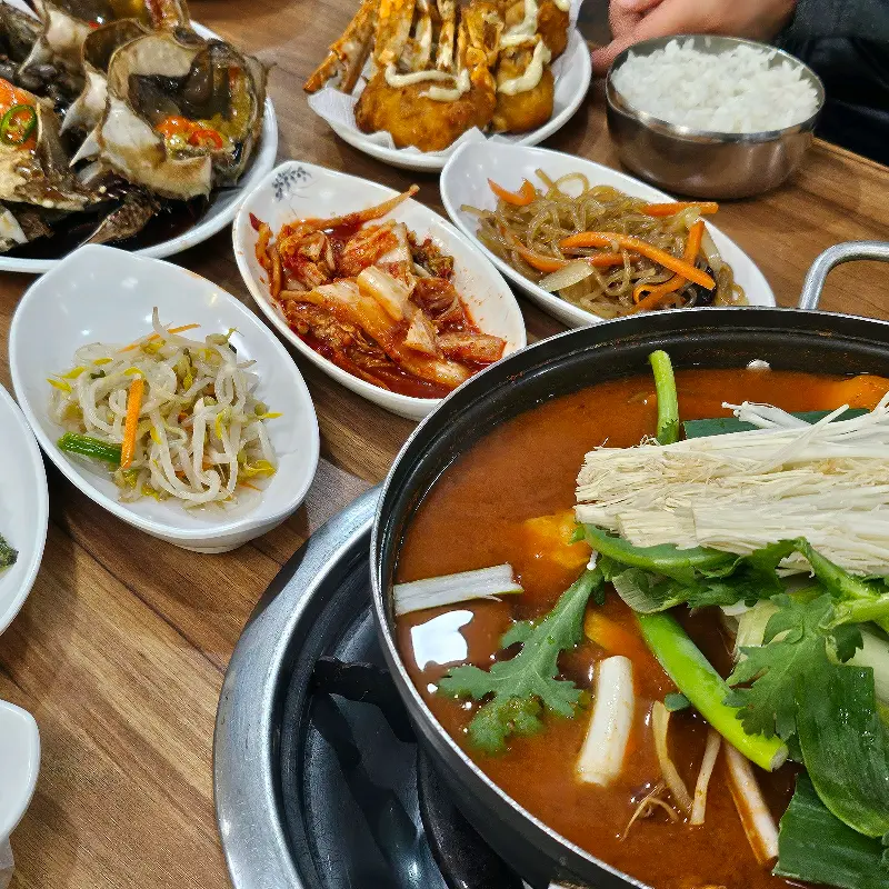 푸짐한 한 상 차림과 꽃게탕