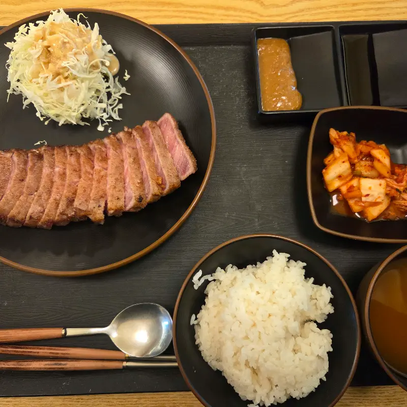 다양한 소스와 함께 즐기는 규카츠