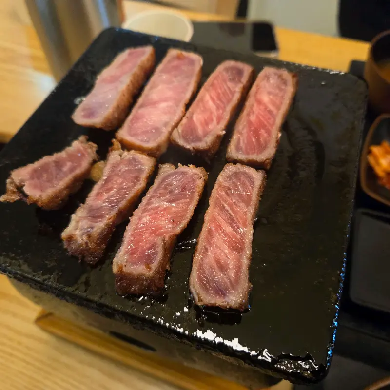 화로 위에서 구워지는 규카츠