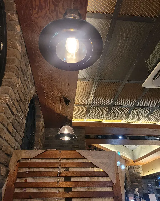 천장에 매달린 샹들리에