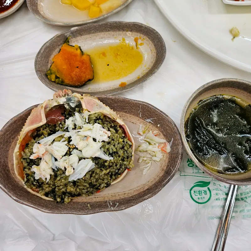 정갈한 밑반찬과 게딱지 볶음밥