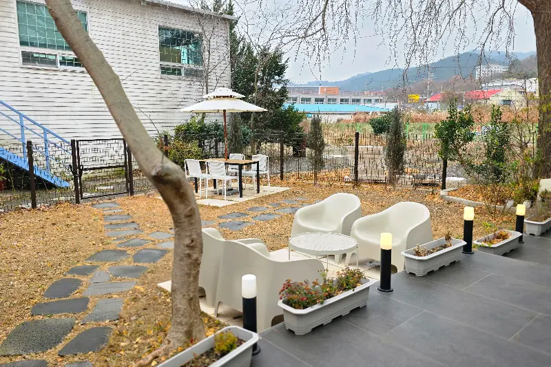 영명커피 야외 정원
