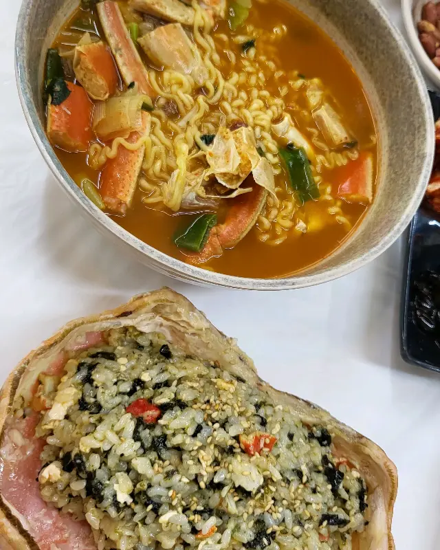 대게 라면과 게딱지 볶음밥