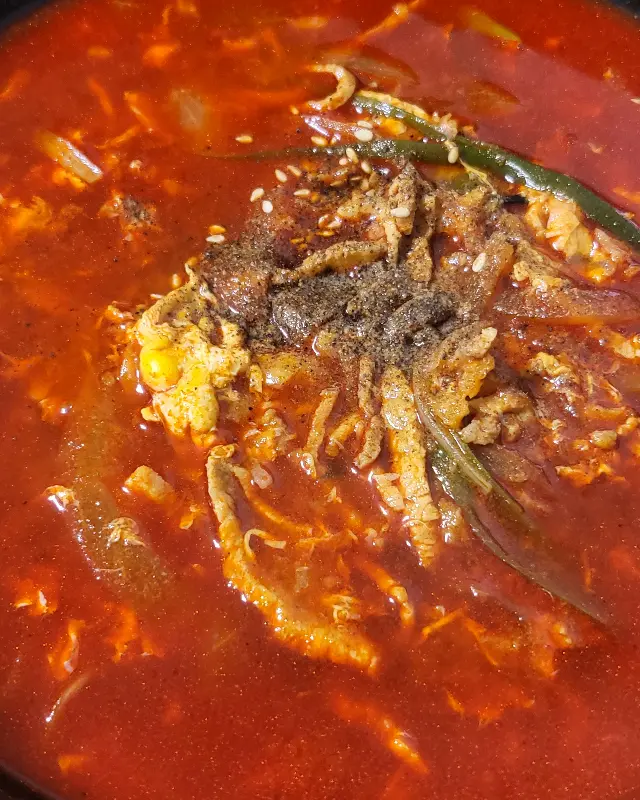 얼큰하고 푸짐한 귀빈반점 국밥