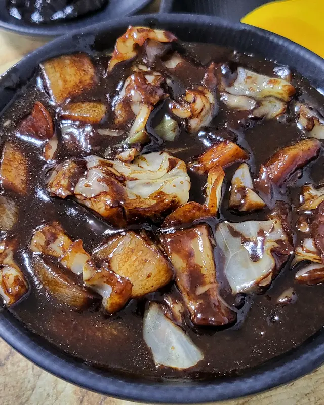 윤기 자르르 흐르는 짜장 소스