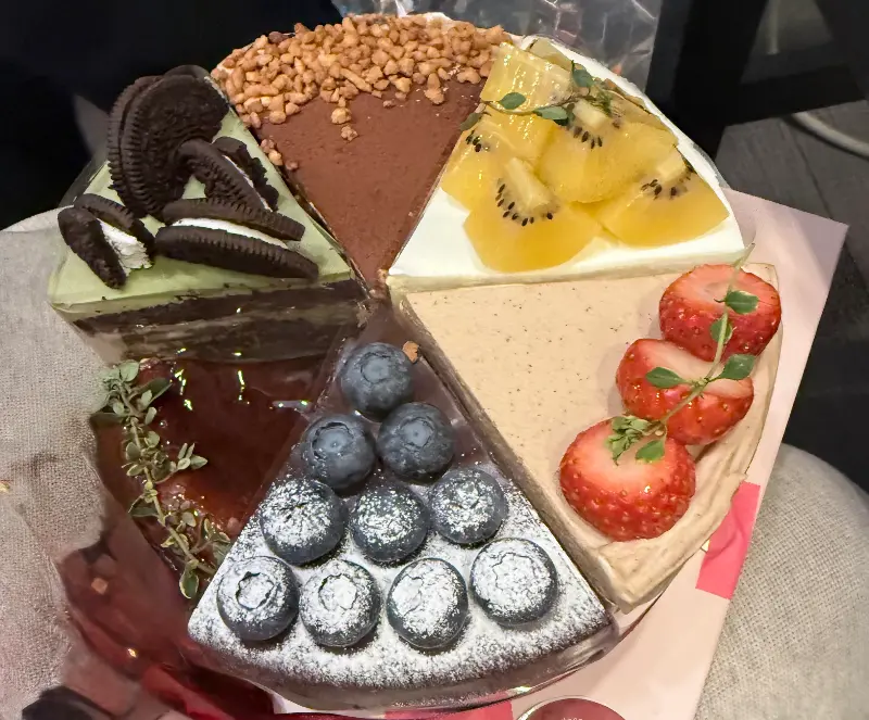 다양한 맛의 조각 케이크들