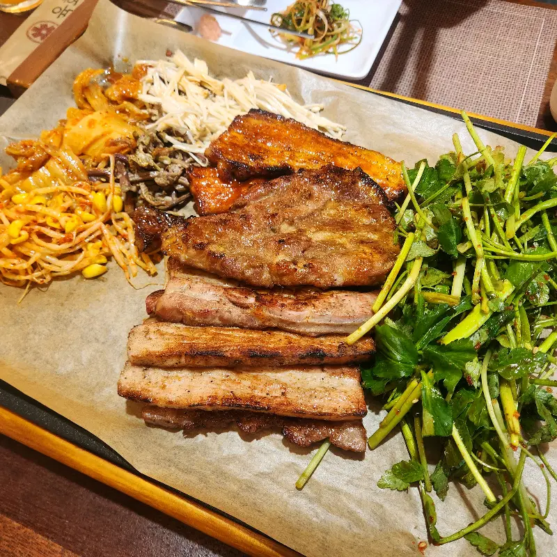 고기와 곁들여 먹는 반찬들