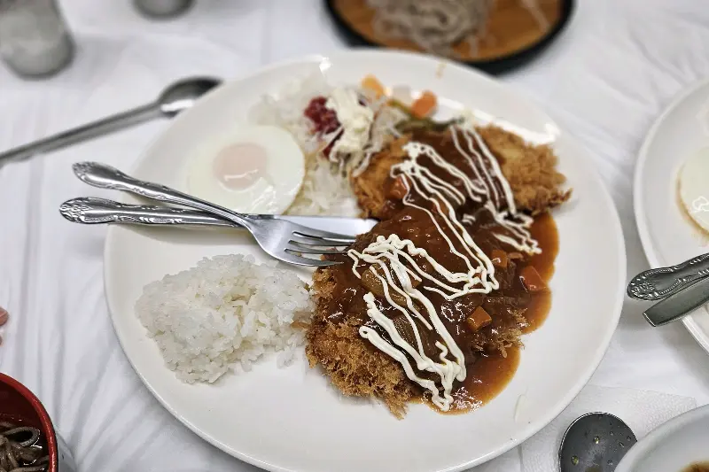 돈까스, 모밀, 김치의 조화