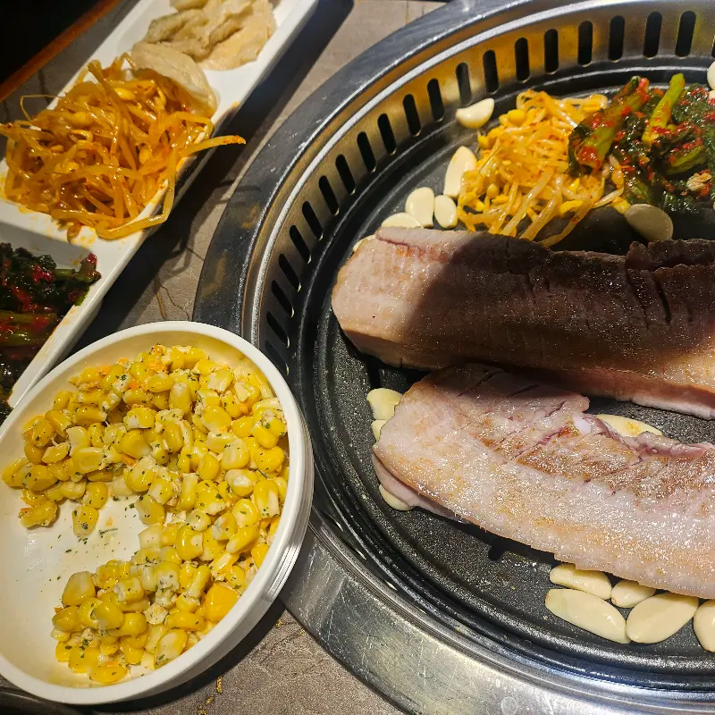 삼겹살과 함께 구워먹는 김치