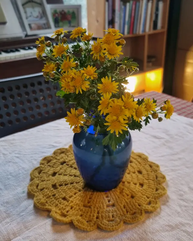 테이블 위의 꽃 장식