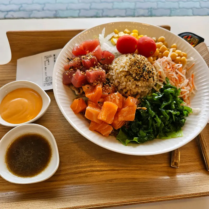 연어와 톳, 날치알이 듬뿍 들어간 포케