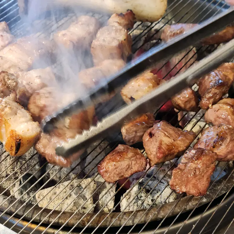 숯불 위에서 익어가는 삼겹살