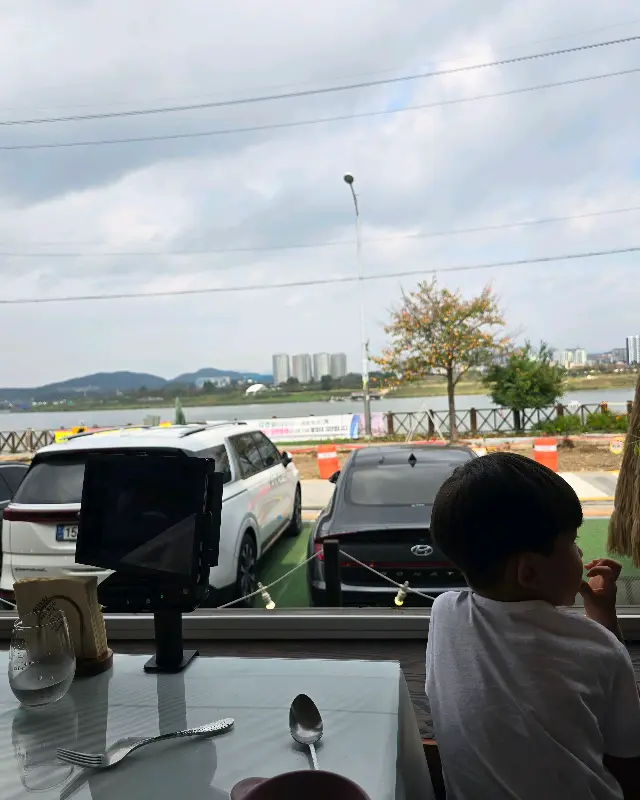 레스토랑에서 보이는 남한강 뷰