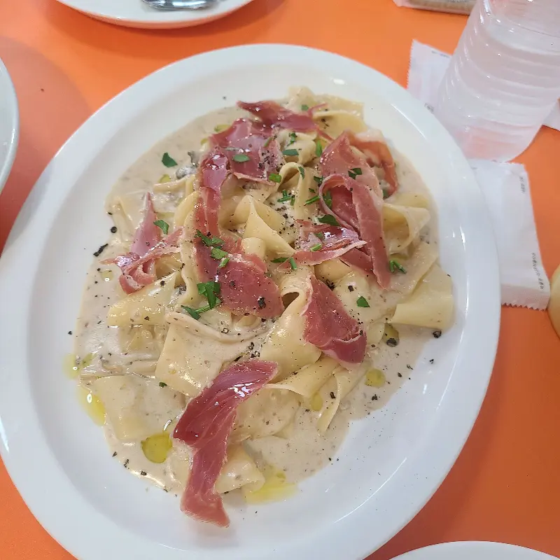 크림 파스타 위에 올려진 잠봉